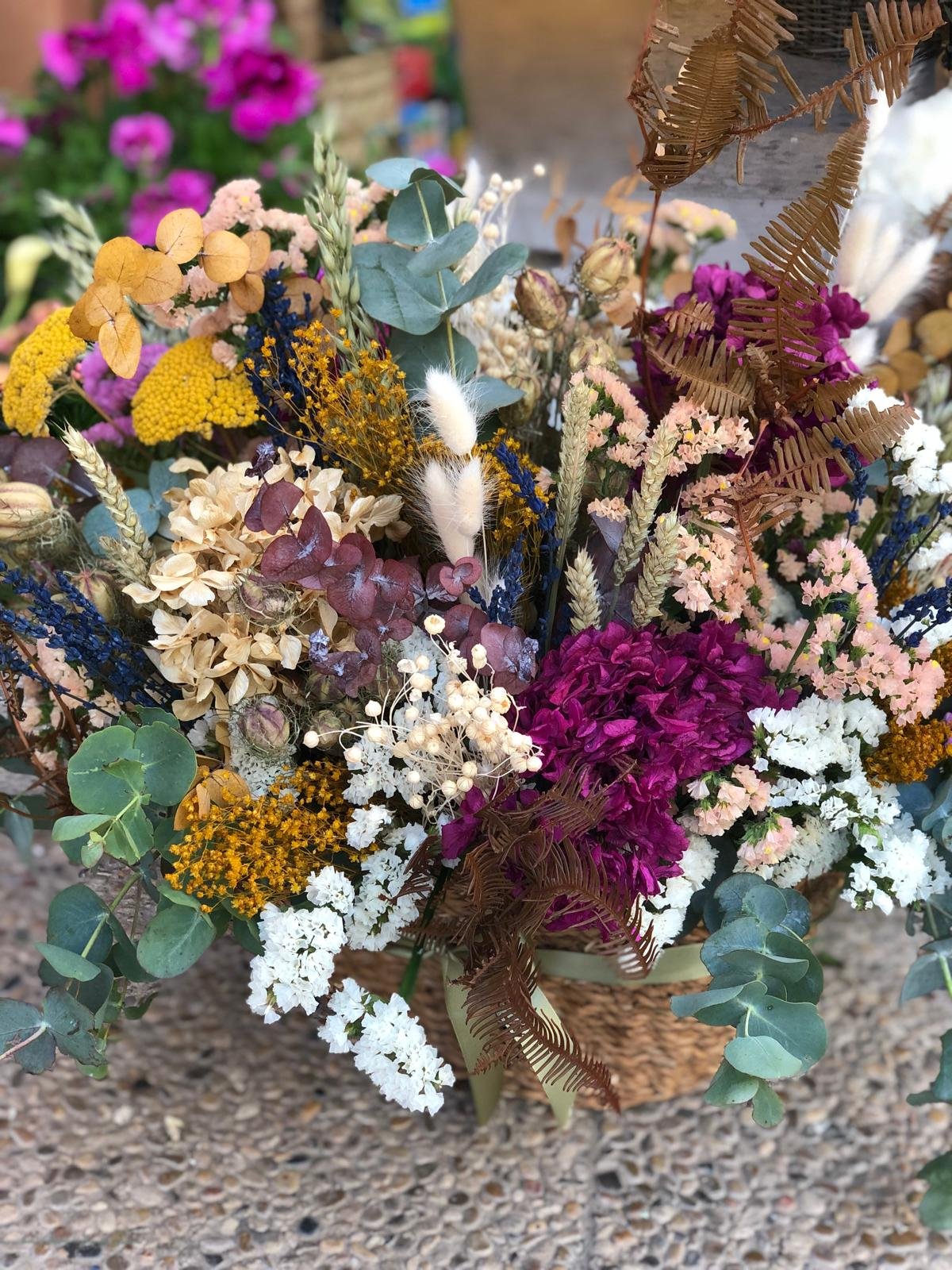 Cesta de flores de varios colores realizado por Edén Flores y Eventos