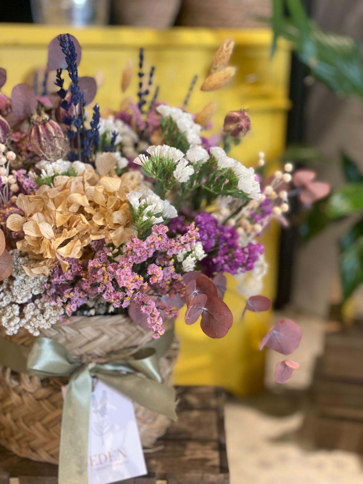 Cesta de flores realizado por Edén Flores y Eventos