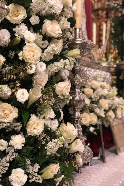 Trabajo de flores para hermandad realizado por Edén Flores y Eventos