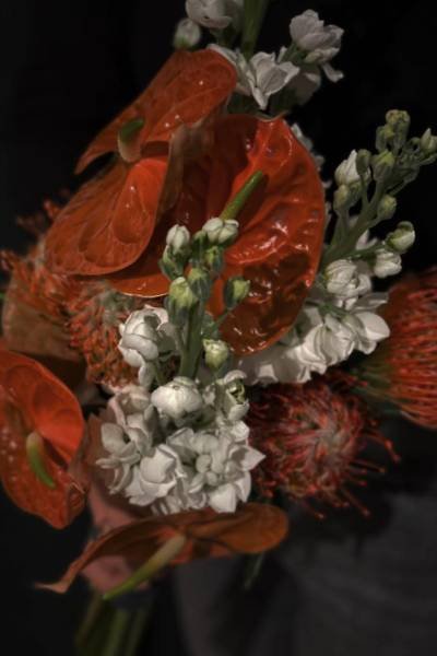 Ramo de flores con tonos rojos realizado por Edén Flores y Eventos