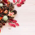 Decoración floral navideña para hogares: centros, guirnaldas, coronas y cestas con flores preservadas