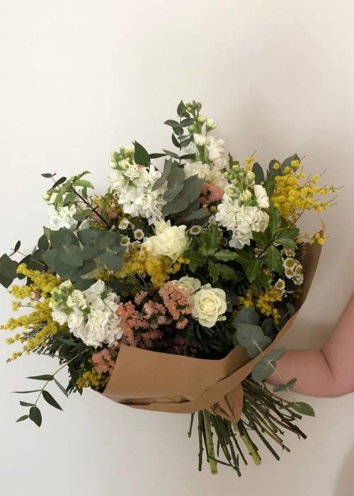 Ramo de flores de tonos claros realizado por Edén Flores y Eventos